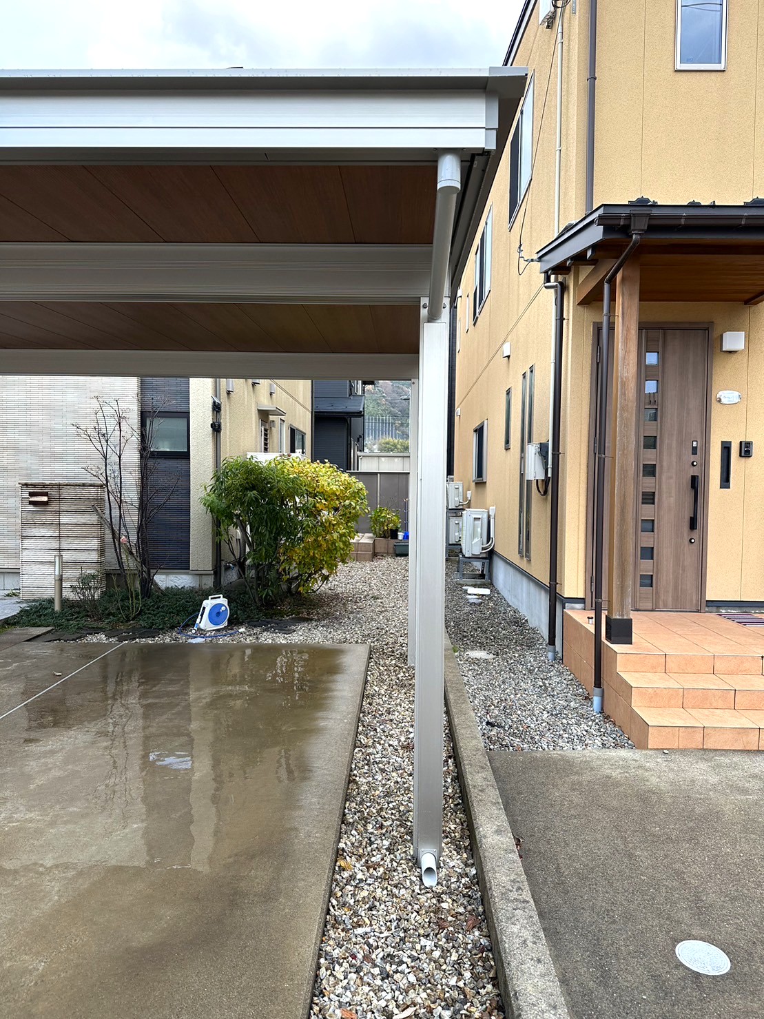 石川県カーポート　カーポート軒天パネル　高意匠鼻隠し　アルミたて樋カバー　石川県外構　金沢市外構　石川県デザイン外構　