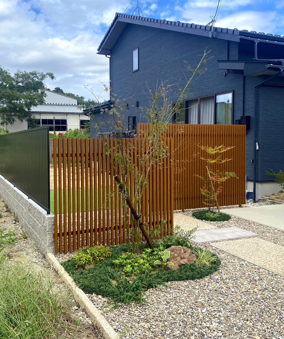 石川県かほく市にて庭芸社が施工した、タカショー千本格子と景石・植栽が調和する和モダンな庭・外構の全体施工例