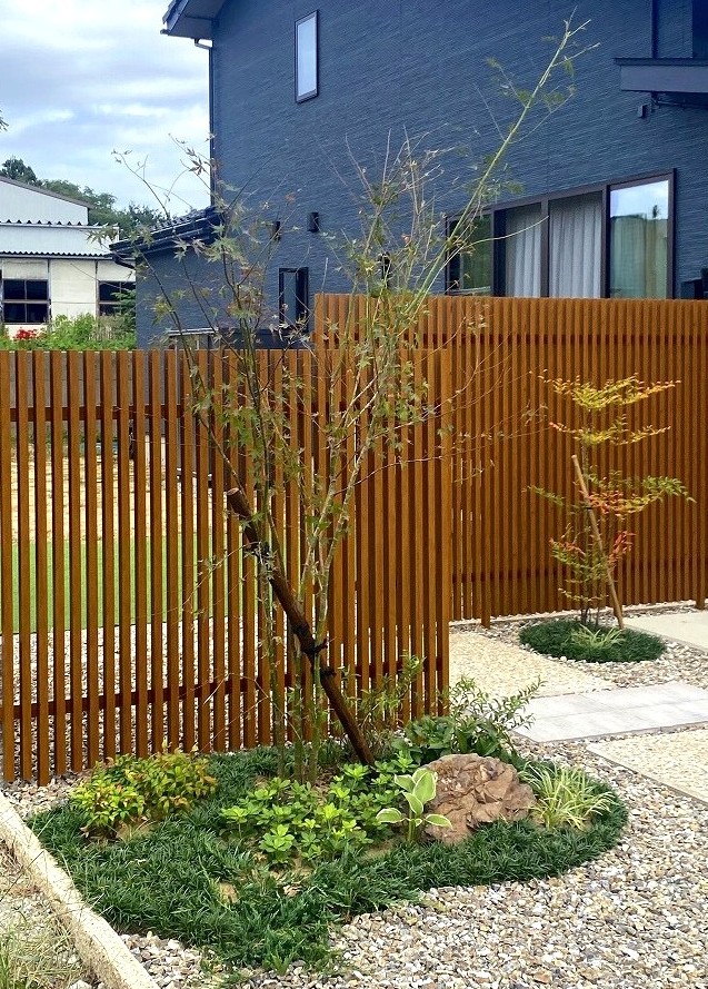 石川県かほく市にて庭芸社が施工した、タカショー千本格子と景石・植栽が調和する和モダンな庭・外構の全体施工例（別角度）
