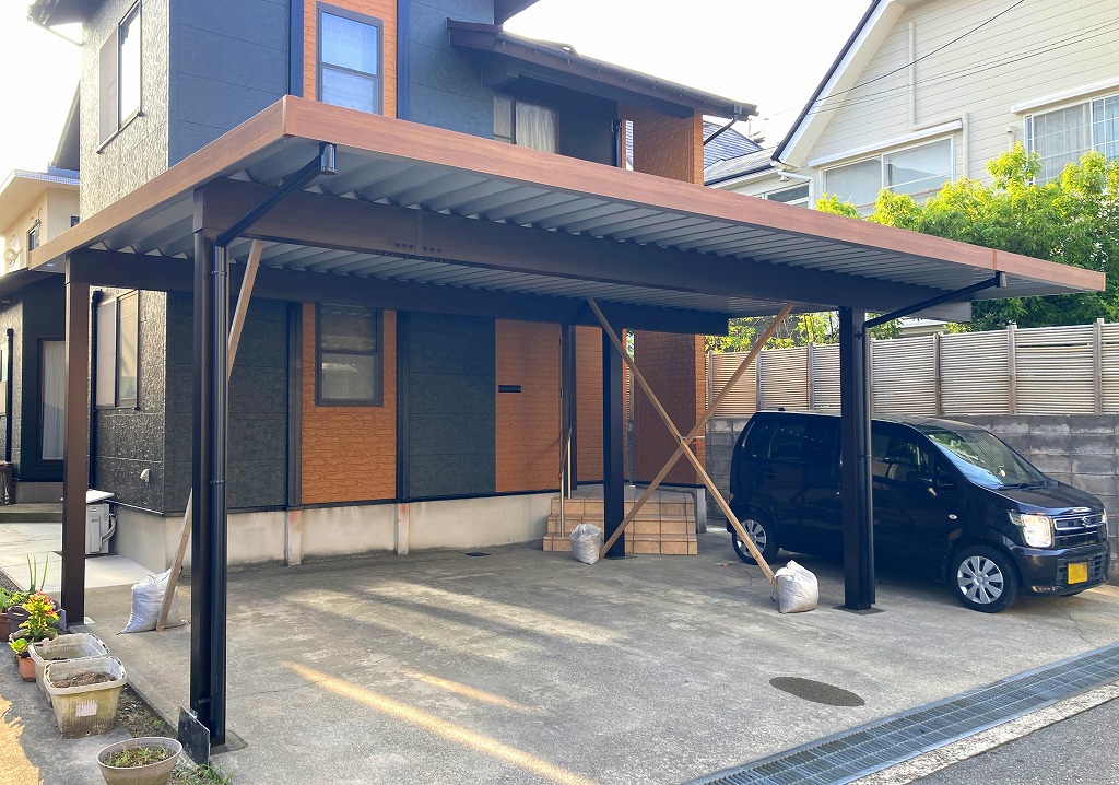 石川県金沢市Ｍ様邸　住空間に自然に溶け込む木調屋根枠のカーポート