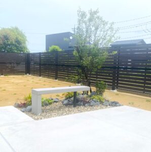 石川県お庭　石川県造園工事　ニュートベンチ　ハイノキ 割栗石　お庭コンパクト